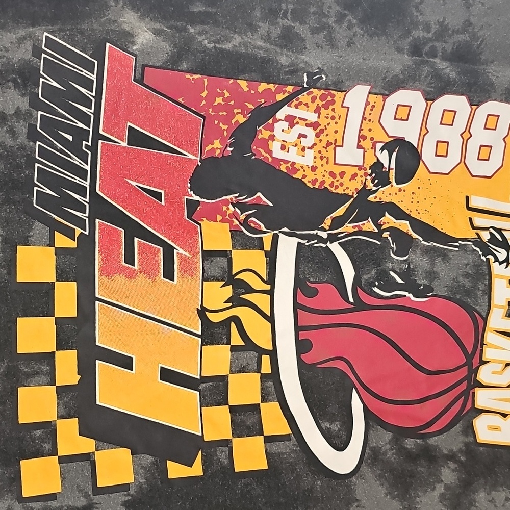 NBA Logo T-Shirt in Black and Gray. Size Meduim. Ty Die.miami Heat 1988 - Picture 2 of 5